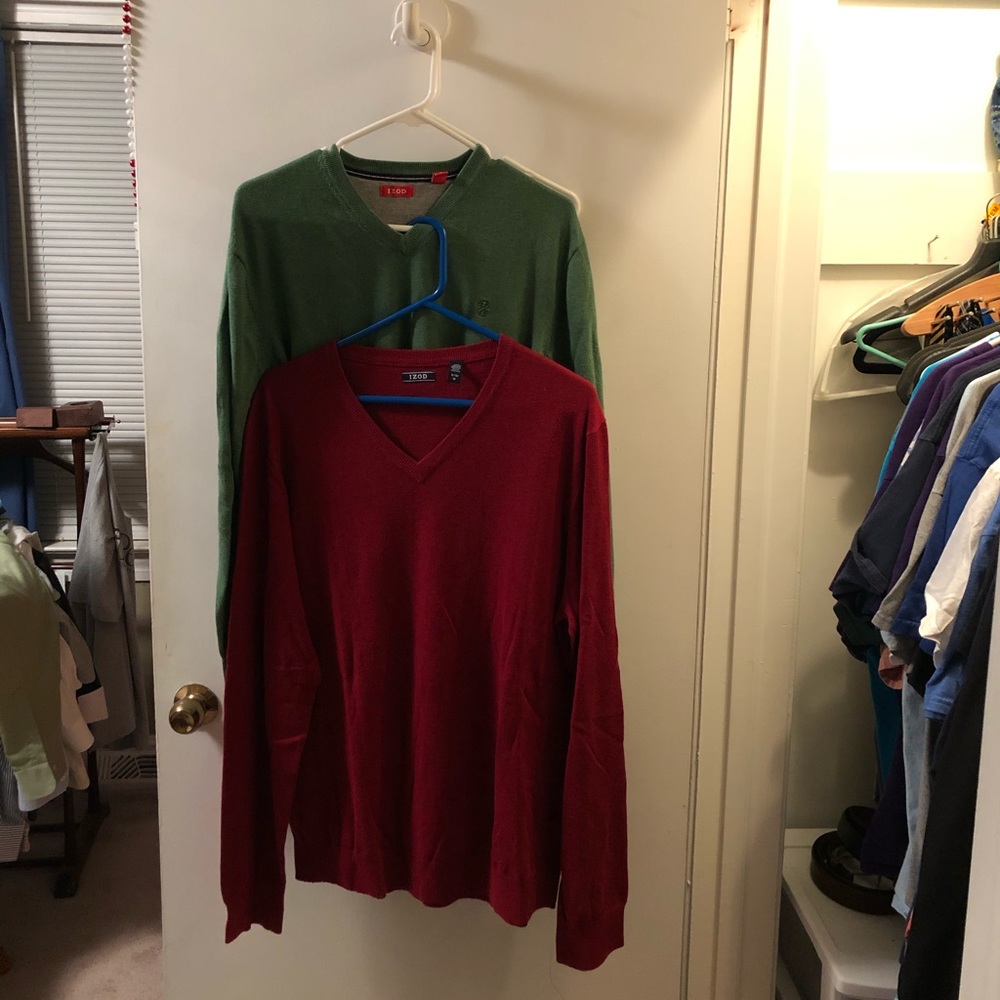IZOD v-neck sweaters setof 2 red and green XL NWOT